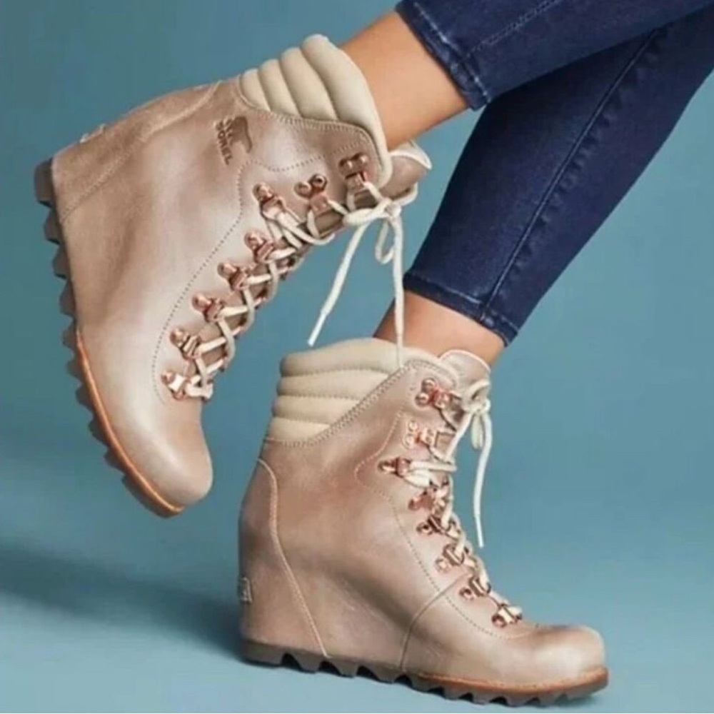 Sorel Womens size 9 Conquest Holiday Wedge Boots